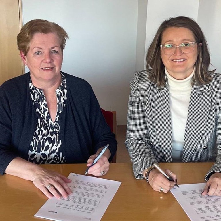 Frá undirskrift samningsins. Til vinstri er Jóhanna Fjóla Jóhannesdottir, forstjóri Heilbrigðisstofnunar Vesturlands, en Unnur Valborg Hilmarsdóttir, sveitarstjóri Húnaþings vestra, til hægri. MYND: HUNATHING.IS