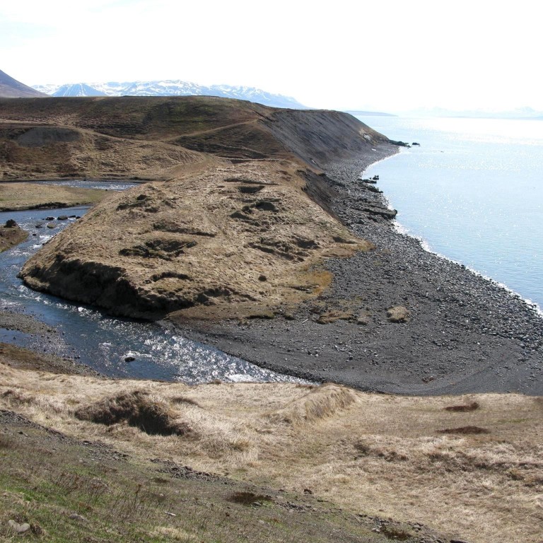 Fyrsta myndin sem Byggðasafn Skagfirðinga birti í myndaáskorun á Facebook var af umfangsmiklum minjum á Grafarósi (sunnan Hofsóss) en þar var verslunarstaður á árunum 1835-1915. Minjarnar er í hættu þar sem Grafará er að brjóta af höfðanum öðrum megin og sjórinn hinu megin. Mynd/BSk