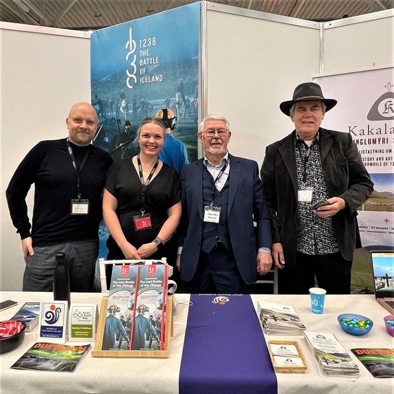 Í Sturlungabisness á Mannamótum 2022 í síðustu viku. Áskell Heiðar og Freyja Rut til vinstri á vegum 1238 : Baráttan um Ísland og síðan Sigurður Hansen frá Kakalaskála ásamt Jóni Guðmundssyni. AÐSEND MYND