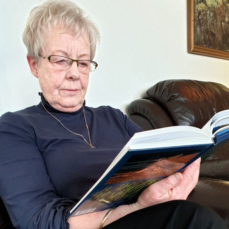 Gréta Björnsdóttir, niðursokkin í lestur.