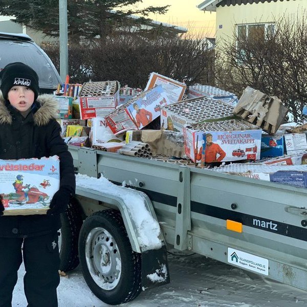 Grétar Pétursson að hlaða kerruna áður en haldið var með ruslið á endurvinnslustöðina. Aðsend mynd.