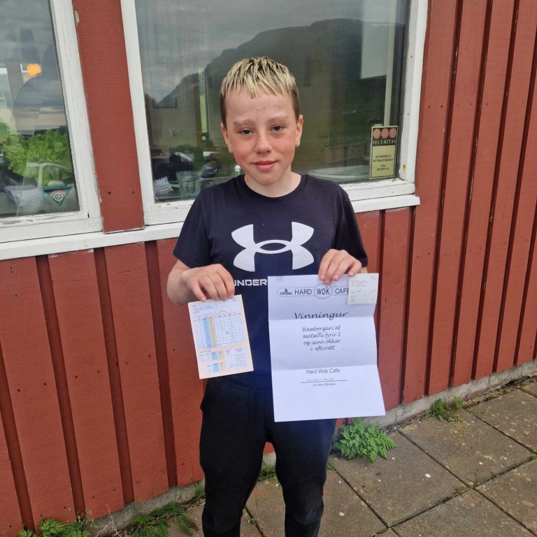Grétar Freyr með vinninginn og skorkortið sitt.