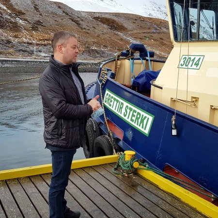 Sigfús Ingi Sigfússon, sveitarstjóri Svf. Skagafjarðar, býður fólk velkomið í skírnarathöfn á Suðurbryggjunni á Sauðárkróki. Mynd: PF.