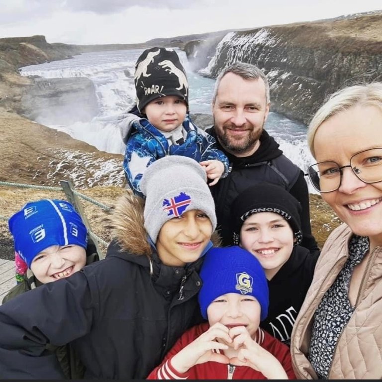 Rebekka og Jón Trausti ásamt börnunum þeirra. Mynd aðsend.