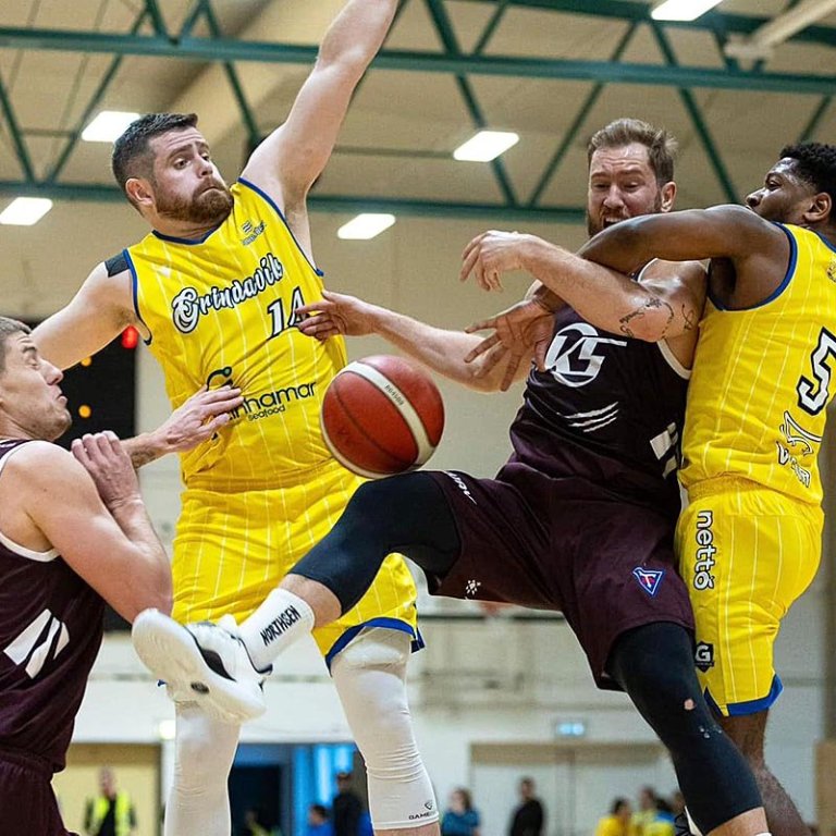 Hart barist í Smáranum. MYND AF FB