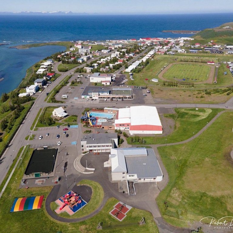 Hér sér yfir skóla- og íþróttasvæði Blönduóss og hluta íbúðabyggðar. MYND: RÓBERT DANÍEL JÓNSSON