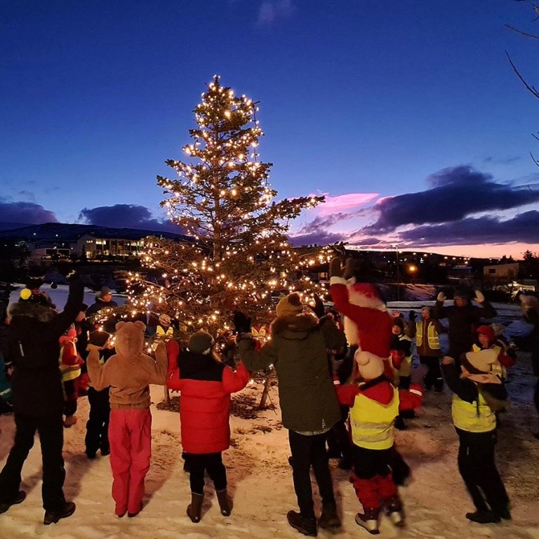 Ljós tendruð á jólatrénu við félagsheimilið á Hvammstanga sl. föstudag. MYNDIR AF HEIMASÍÐU GRUNN- OG TÓNLISTARSKÓLA HÚNAÞINGS VESTRA