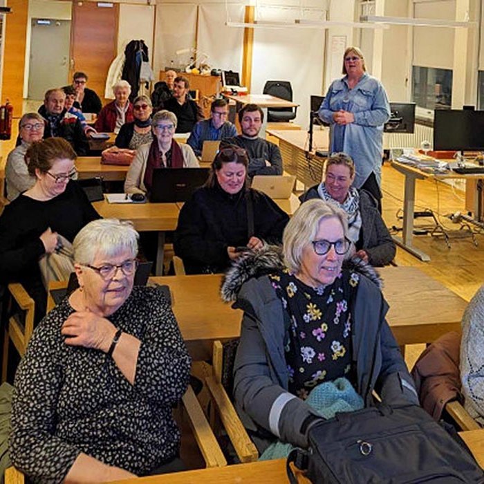 Mynd sem tekin var af hluta hópsins á námskeiðinu í gær. MYND: SÓLBORG UNA