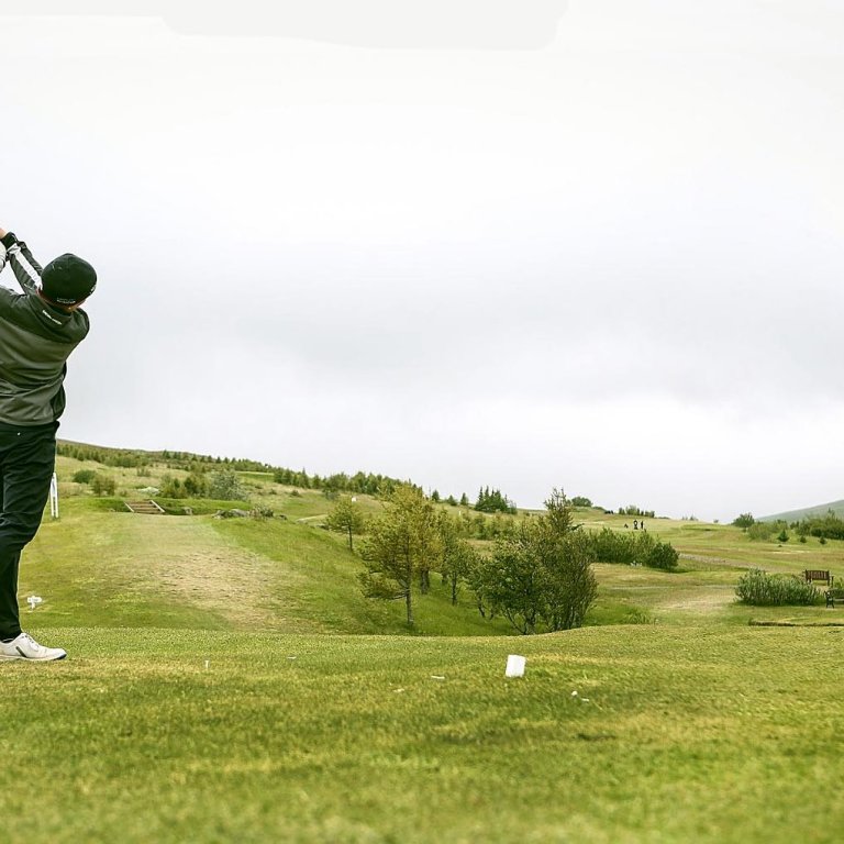 Hlíðarendavöllur þykir einn albesti níu holu golfvöllur landsins. Á neðri myndinni er Aldís formaður nýbúin að slá kúluna. MYNDIR: HJALTI ÁRNA