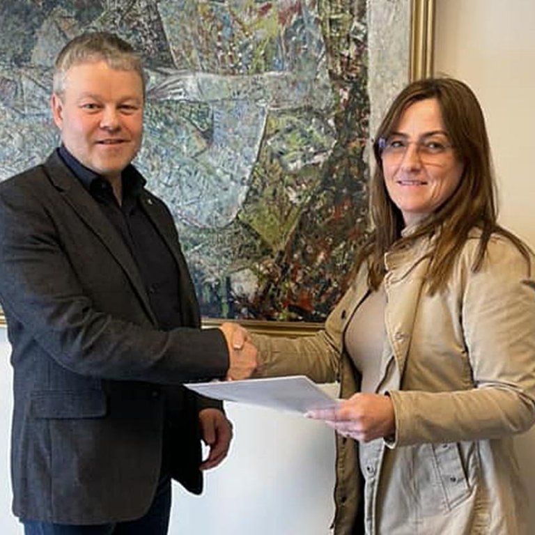 Guðlaug afhendir Sigfúsi Inga sveitarstjóra undirskriftirnar í síðustu viku. MYND AF FB-SÍÐU UMRÆÐUHÓPSINS