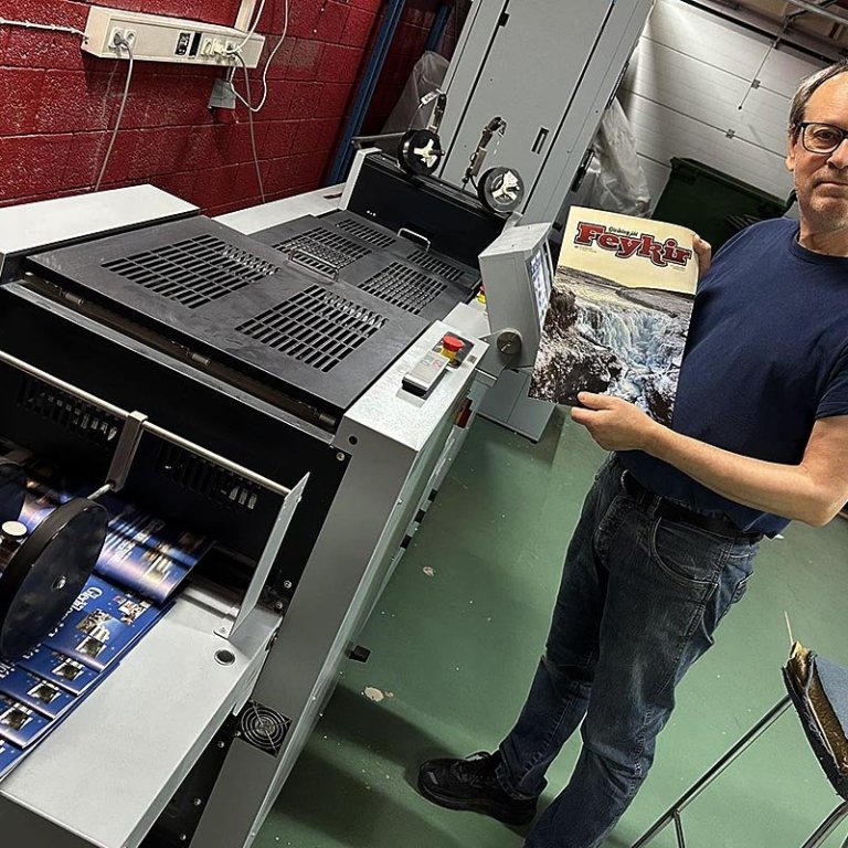 Guðni prentari við röðunarvélina og með glóðvolgan Feyki, síðastu stórprentunina úr prentvél Nýprents. MYND: ÓAB