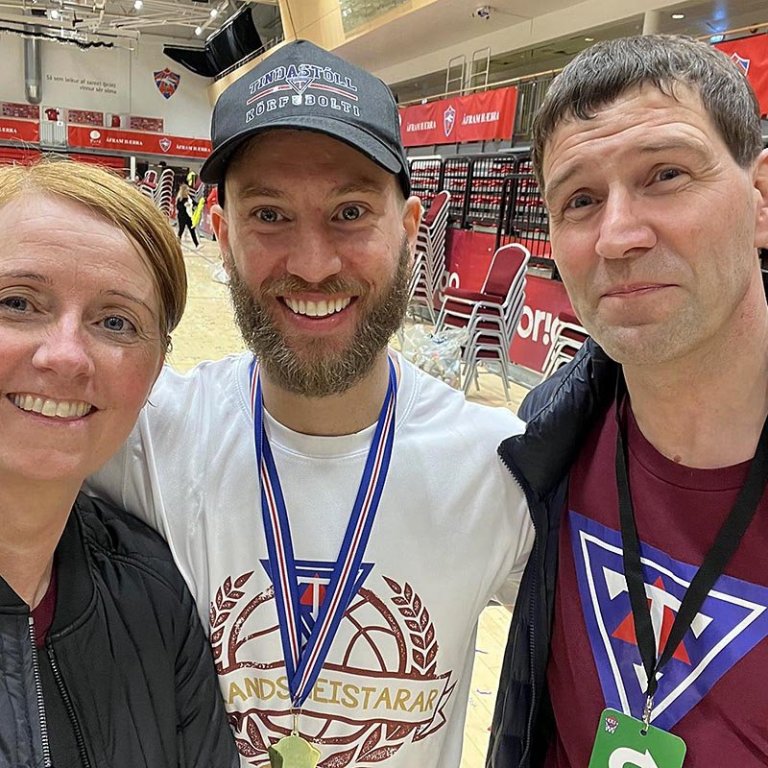 Guðný og Gunni með Arnar nokkurn Björnsson á milli sín. AÐSEND MYND