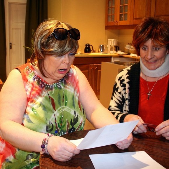 Fríða Eyjólfsdóttir og Ingibjörg Sólveig Halldórsdótti í hlutverkum sínum. Mynd af Leiklistarvefnum.