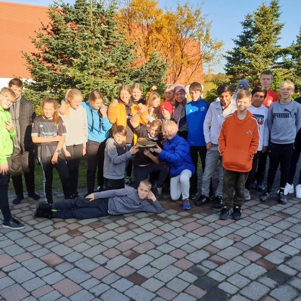 Vinningshafarnir hampa skónum. Mynd:Blonduskoli.is