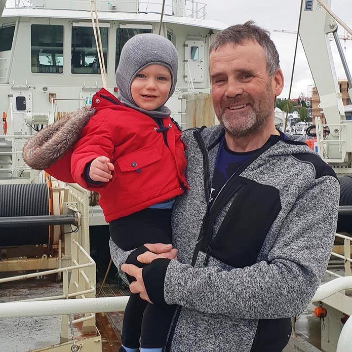 Gummi með afastrákinn Hrafnketil.  MYND ÚR EINKASAFNI.