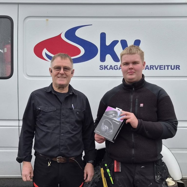 Gunnar Björn Rögvaldsson og Kristján Leo vinningshafi. Mynd: Af Facebook