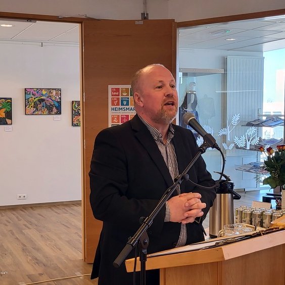 Gunnar Rögnvaldsson fer yfir innsenda botna og vísur í Vísnakeppni Safnahúss Skagfirðinga á setningu Sæluviku 2023 en hann er tekinn við umsjón keppninnar. Mynd: PF.