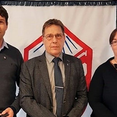 Haukur Valtýsson, formaður UMFÍ, afhenti starfsmerkin, og stendur hér á milli þeirra Gunnars Þórs Gestssonar og Söru Gísladóttur. Mynd: umfi.is.