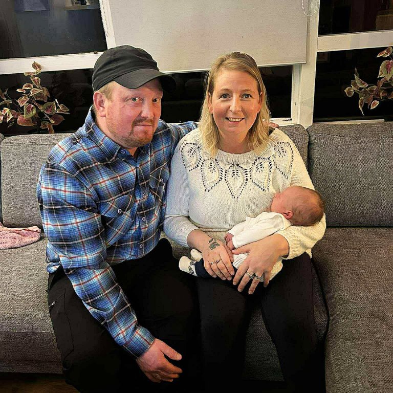 Elmar og Gunnhildur með barnabarninu. MYND AÐSEND