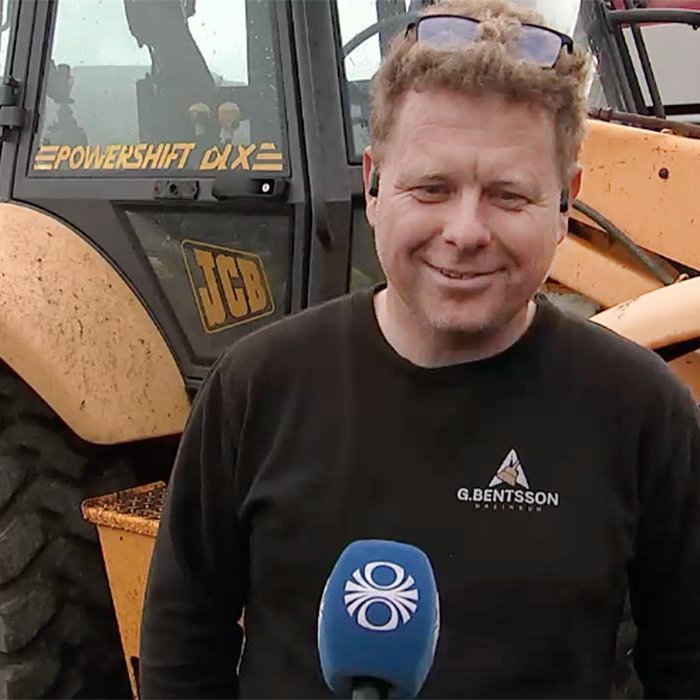 Gústav Bentsson mætti á gröfunni og opnaði veginn um Reykjaströnd í gær. SKJÁMYND ÚR FRÉTT RÚV
