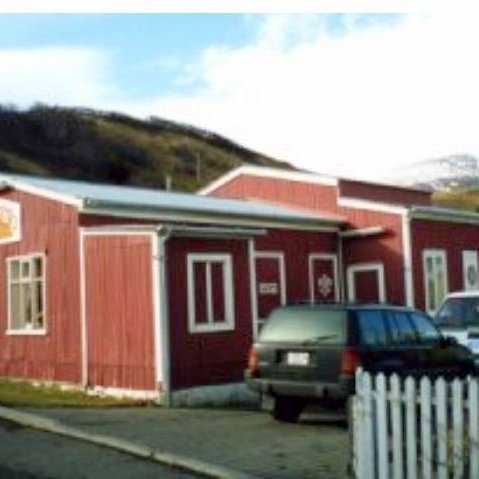 Gúttó á Sauðárkróki var byggt árið 1897 og var leikhús bæjarins fram á þriðja áratug síðustu aldar. Nú hýsir það myndlistarfélagið Sólon. Myndin er tekin áður en velheppnaðar endurbætur voru gerðar á húsinu fyrir fáeinum misserum. Mynd: leikminjasafn.is.