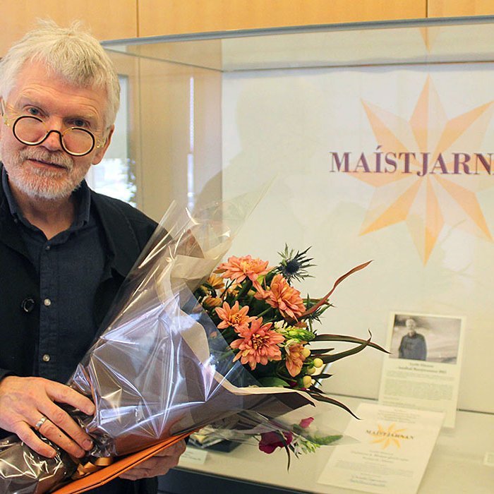 Gyrðir tekur við verðlaununum í gær. MYND AF VEF LANDSBÓKASAFNS