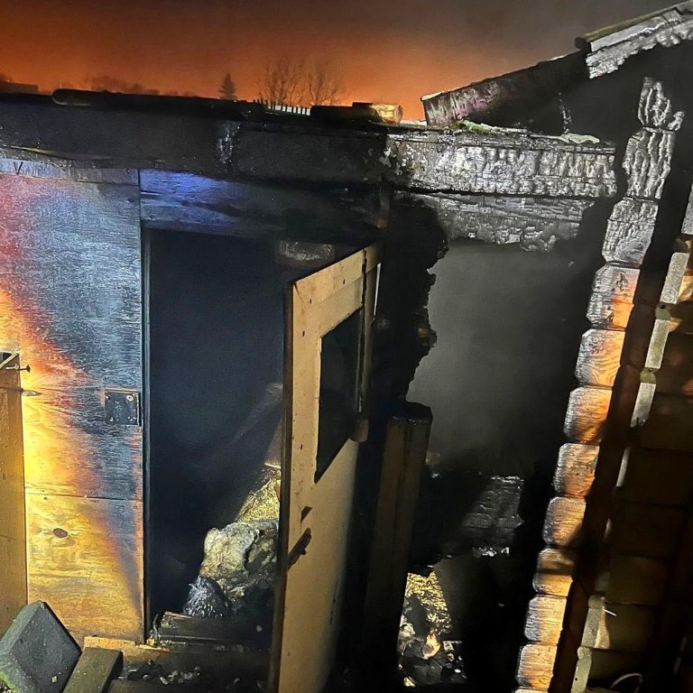 Það sem eftir stendur af hænsnakofanum. MYND: BRUNAVARNIR SKAGAFJARÐAR