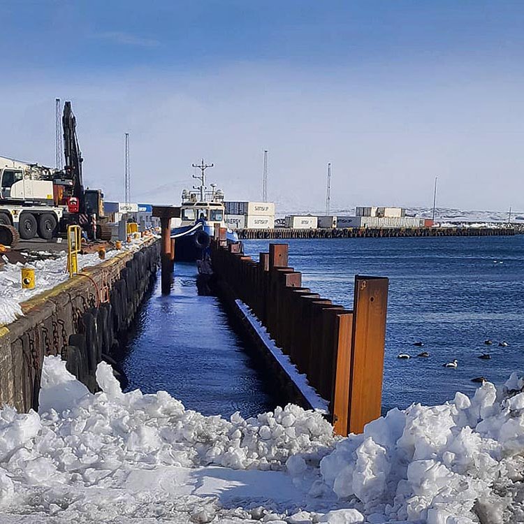 Framkvæmdir við hafnargarðinn á Sauðárkróki. Nýja þilið er þremur metrum framan við gamla kantinn. MYND: JÓN GEIRMUNDS