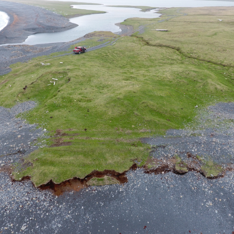 Öskuhaugurinn sést neðst fyrir miðri mynd. Mynd: Minjastofnun