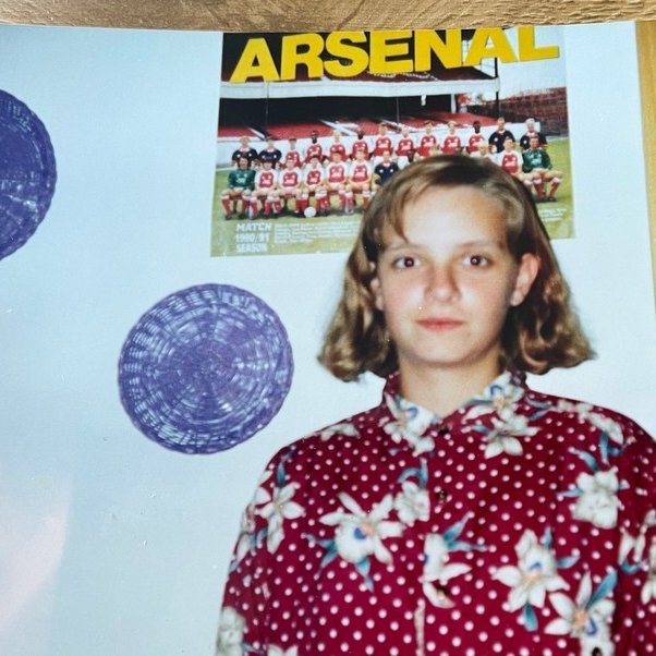 Halla Rut fyrir framan plakat af Arsenal en snemma tók hún markamaskínu Tindastóls sér til fyrirmyndar og gerði það að sínu uppáhaldsliði. Aðsend mynd.