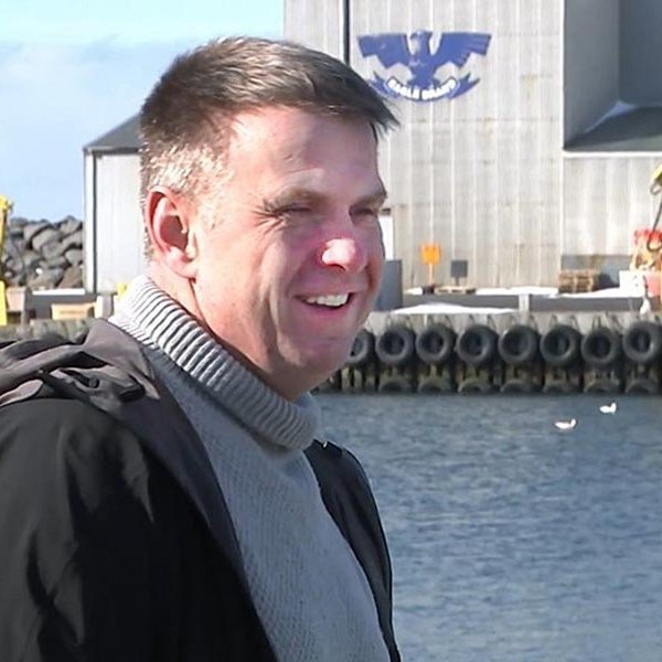 Halldór í sjónvarpsviðtali. Verksmiðjuhúsið og hið verðandi hótel í bakgrunni. MYND: HÚNI