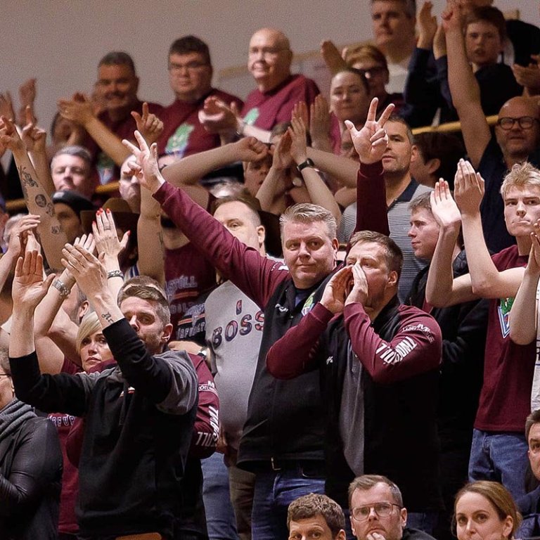 Halldór Ingi fyrir miðri mynd og horfir í myndavélina með sigurmerki á báðum! MYND AF FACEBOOK