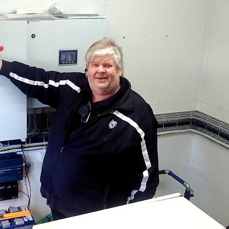 Haraldur Þór Jóhannsson, Halli í Enni, formaður veitunefndar, kemur vatninu af stað í dælustöðinni í Hofsósi. Mynd: Aðsend. ,