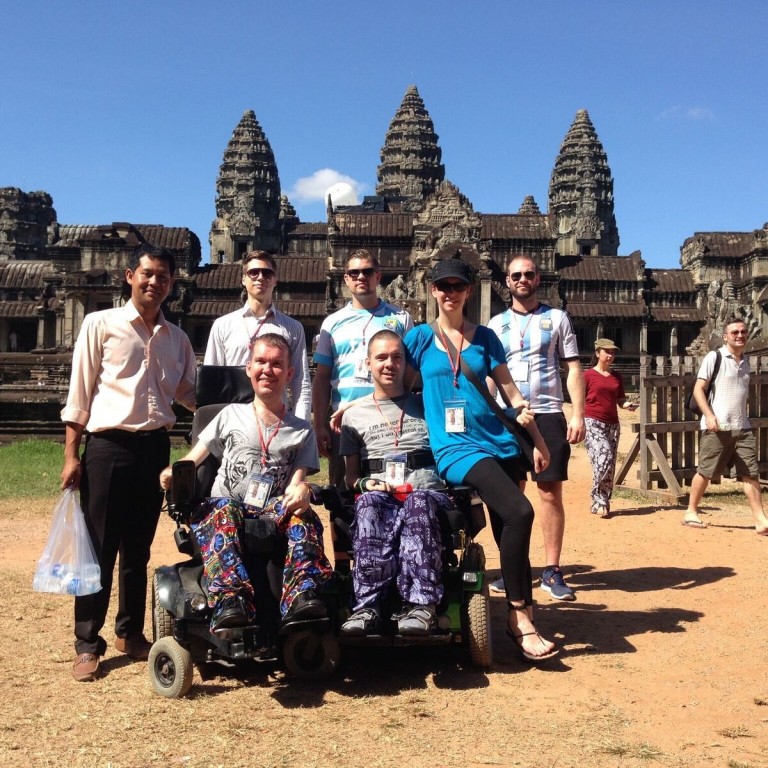 Hallgrímur Eymundsson og Rúnar Björn Herrera, ásamt föruneyti, fyrir utan Angkor Wat hofið í Kambódíu. Ljósm./úr einkasafni.