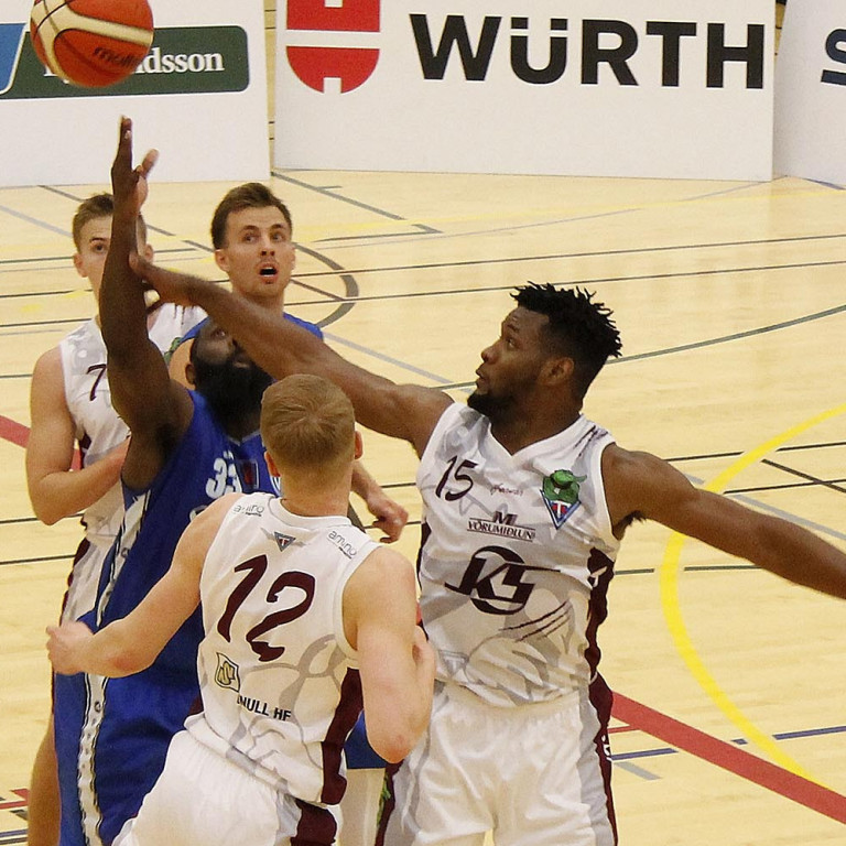 Hamagangur undir körfu Tindastóls. Hester, Viðar og Pétur í baráttunni við Daneiri Thomas. MYND: ÓAB