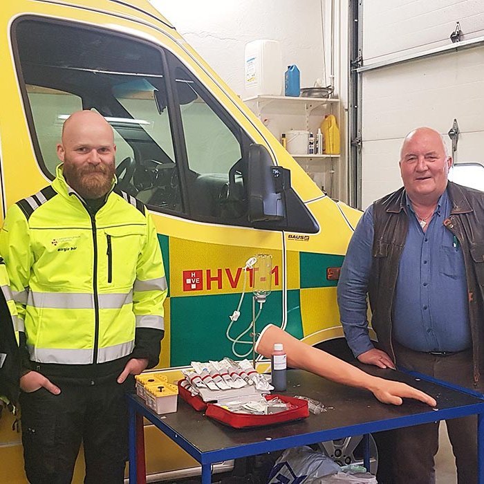 Frá afhendingu gjafarinnar. Mynd: FB / GUÐMUNDUR HAUKUR