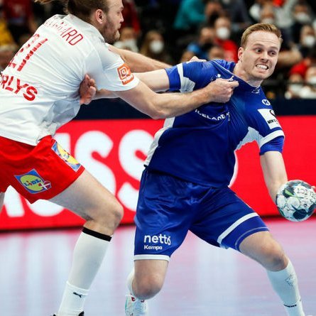 Henrik Møllgaard Jensen og Ómar Ingi Magnússon eigast við í leik Dana og Íslendinga sínum fyrsta leik í milliriðli þann 20. janúar sl. Mynd af vef HSÍ.