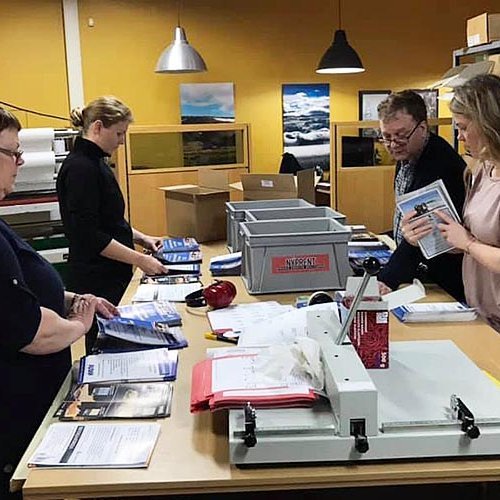 Meirihluti starfsmanna Nýprents sést hér raða saman síðum Sjónhorns nú í morgunsárið. MYND: ÓAB