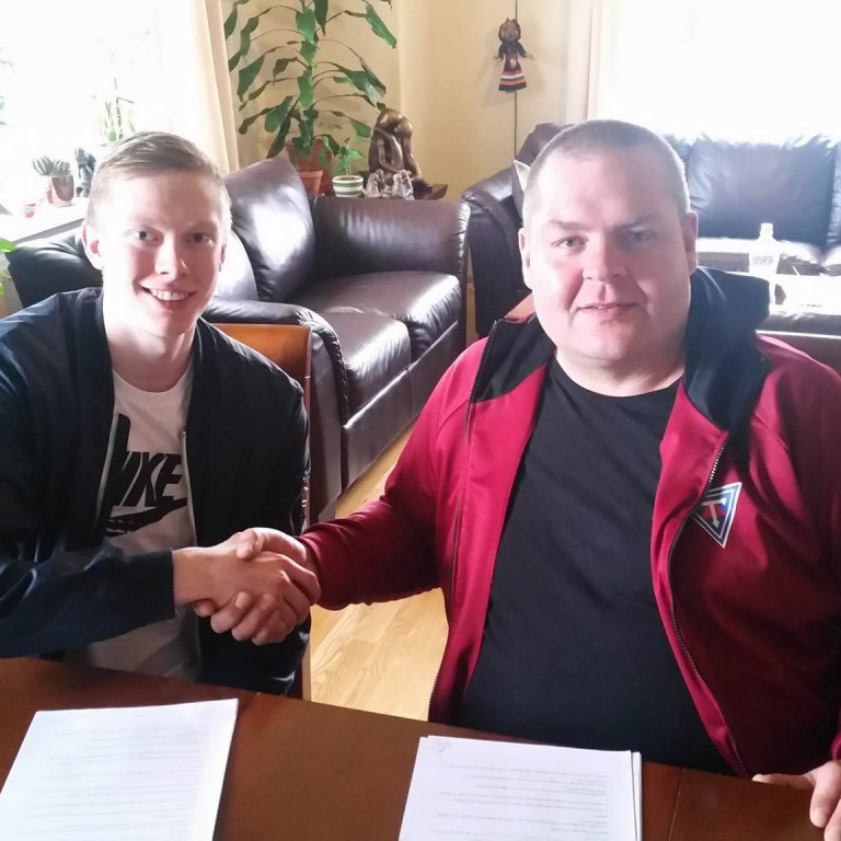 Myndirnar sýna þegar Sjávarborgarsamningarnir voru undirritaðir annars vegar við Hannes (fyrir ofan) og hins vegar við Björgvin (fyrir neðan).