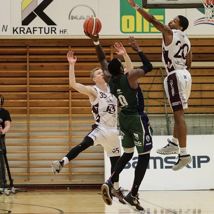 Hannes Ingi og Urald King verjast Kinu Rochford í leiknum í kvöld. MYND: HJALTI ÁRNA