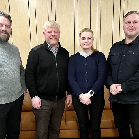 Oddvitar allra flokka í bæjarstjórn Akraness ásamt Haraldi. Frá vinstri: Valgarður L. Jónsson, Haraldur Benediktsson, Líf Lárusdóttir og Ragnar B. Sæmundsson. Mynd af Akranes.is.