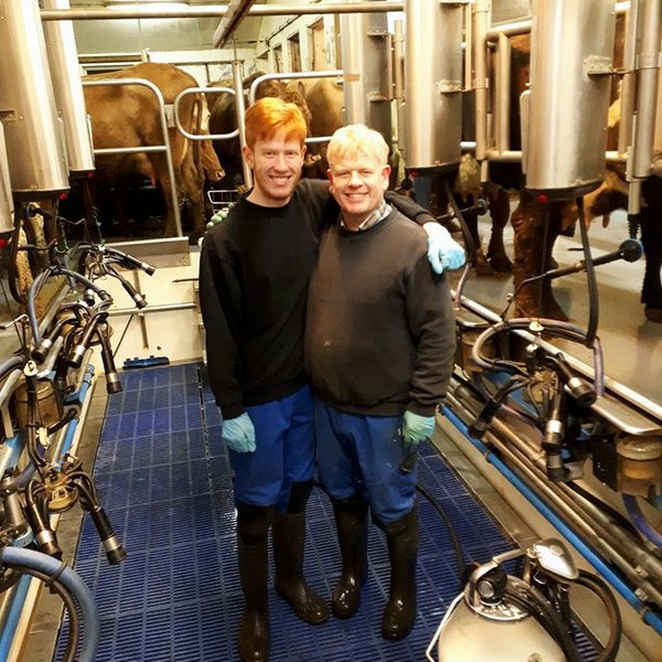 Flottir feðgar í fjósinu á Vestri-Rein.