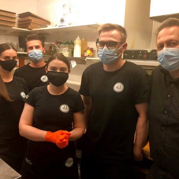 Harðsnúið Hard Wok starfsfólk. Mynd af FB-síðu HWC.