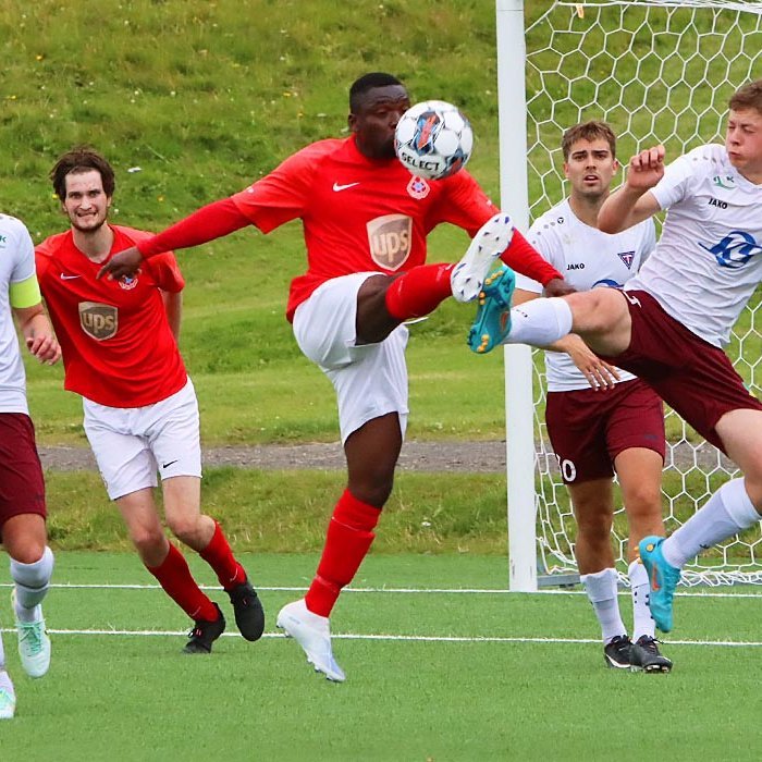 Hart barist í leik Tindastóls og SR í dag. Sigurður Páll í baráttunni í teignum. MYND: ÓAB