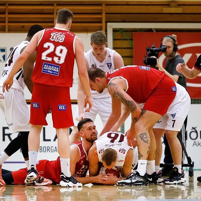 Hart barist í leik Tindastóls og Hauka í VÍS bikarnum. Ekki er enn útséð með hvort liðið mun hafa betur og mæta Njarðvíkingum í 16 liða úrslitum. MYND: DAVÍÐ MÁR