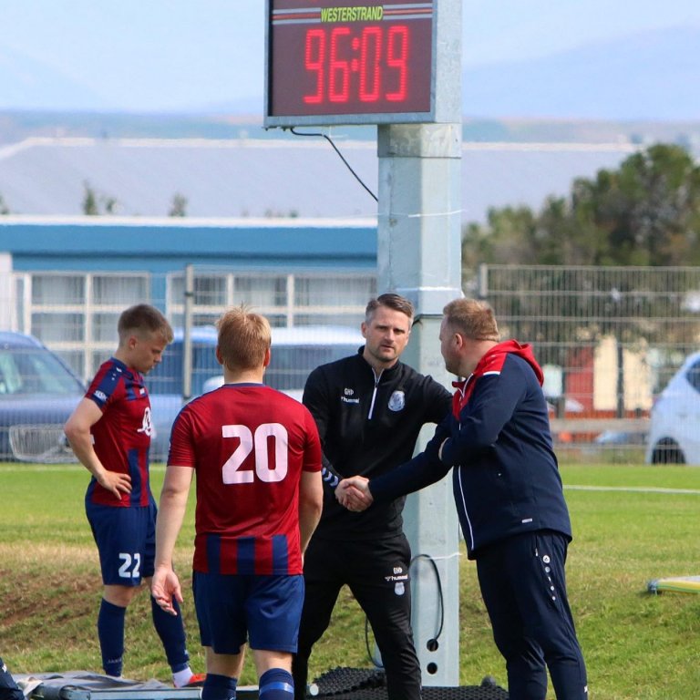 Haukur Skúla á hliðarlínunni í leik í sumar. Mynd: ÓAB.