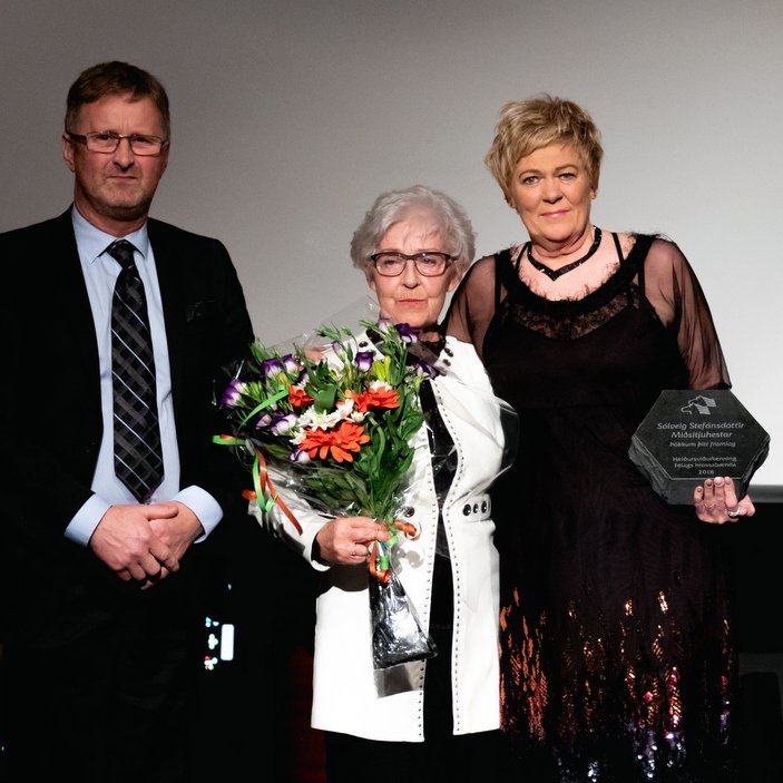 Við afhendingu heiðursverðlauna Félags hrossabænda. Sveinn Steinarsson, formaður Félagshrossabænda, Sólveig Stefánsdóttir og Margrét Jóhannsdóttir Þorsteinssonar. Mynd: Bernódus Óli Einarsson.