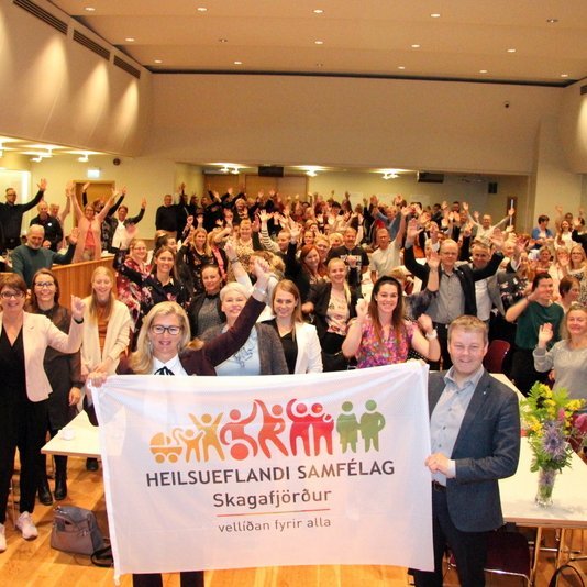 Undirritun um samstarf Landlæknis og Svf. Skagafjarðar um Heilsueflandi samfélag fór fram á fræðsludegi skólanna í Skagafirði sem haldinn var í Miðgarði í gær. Mikill fögnuður ríkti meðal viðstaddra um gjörninginn. Mynd: PF.