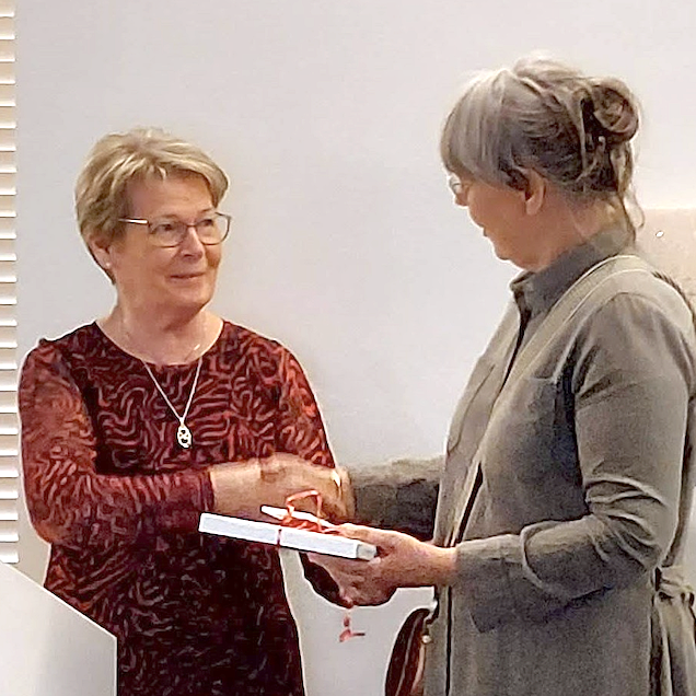 Elín afhendir Björgu Eiríksdóttur, listakonu, Vefnaðarbók Halldóru. MYND DANÍEL ORRI GUNNARSSON.