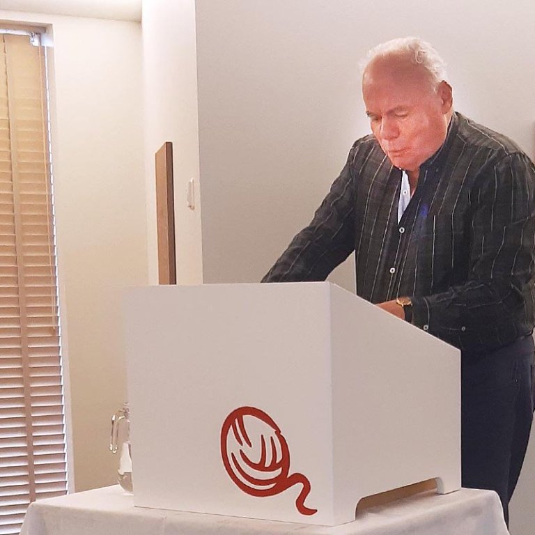 Jón Torfason, sagnfræðingur i pontu. Á myndinni neðst í fréttinni má sjá gesto í sal.  MYNDIR: JÓHANNES TORFASON